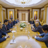 الرئيس القائد عيدروس الزُبيدي يناقش مع المبعوث الأمريكي مستجدات الأوضاع السياسية والاقتصادية وجهود مكافحة الإرهاب