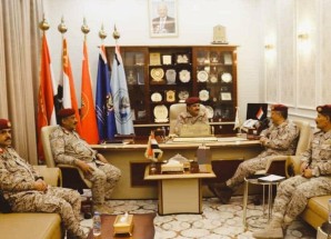 وزير الدفاع يلتقي في عدن قائد المنطقة العسكرية الثالثة
