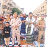 وزير الدفاع يؤدي صلاة العيد مع جموع المصلين بالعاصمة عدن. 