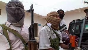 أذرع الإرهاب تتبادل الهدايا .. مليشيا الحوثي تفرج عن 13 من عناصر تنظيم القاعدة الإرهابي.