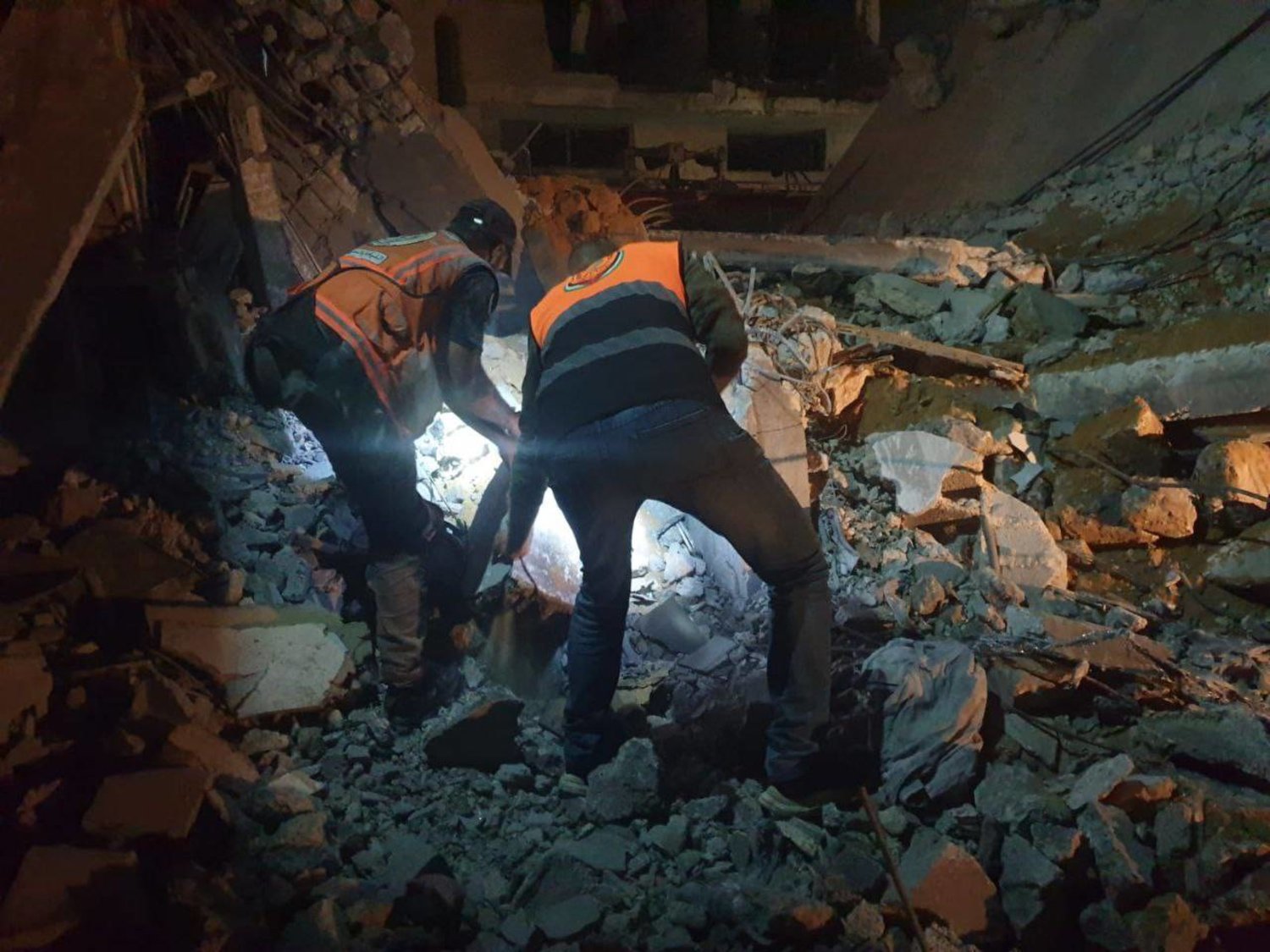 طاقم من الدفاع المدني في غزة يبحث عن ضحايا تحت أنقاض منزل قصفته إسرائيل