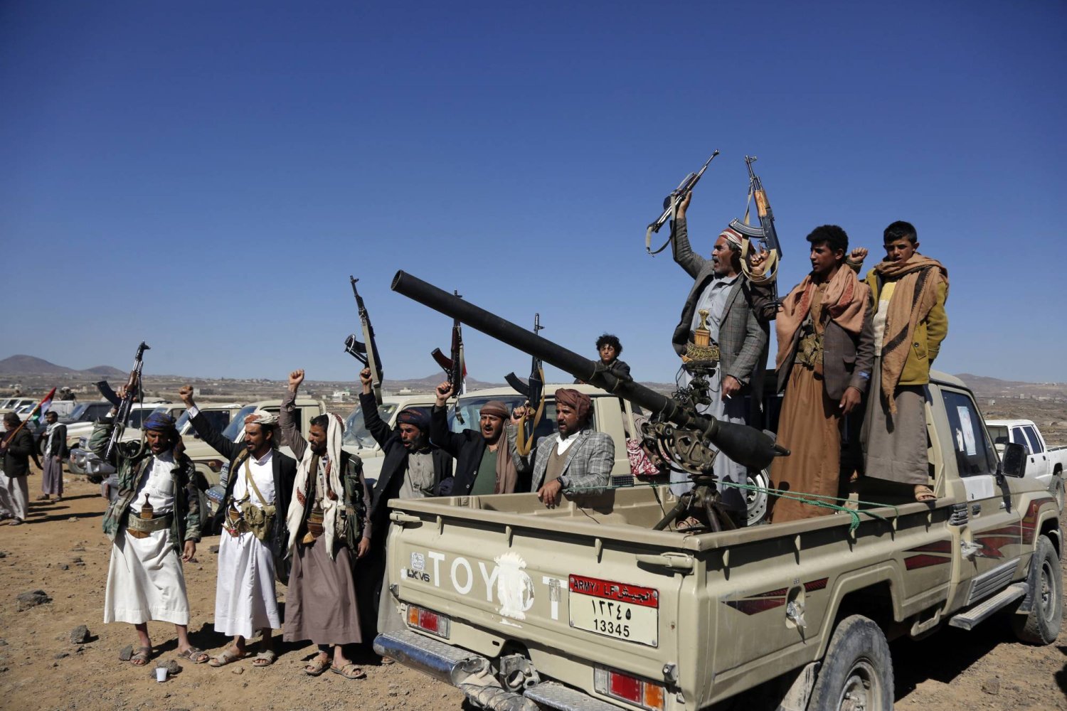 مقاتلون حوثيون يتظاهرون ضد الهجمات الأميركية والأميركية قرب العاصمة اليمنية صنعاء 